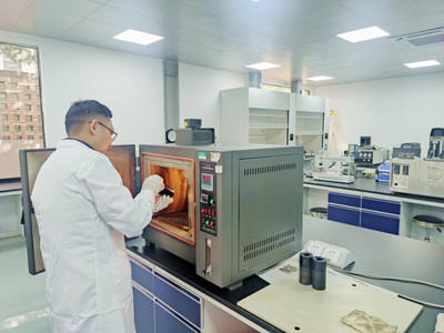 新粤公司技术人员推进道路沥青新材料研发，助力交通基建创新