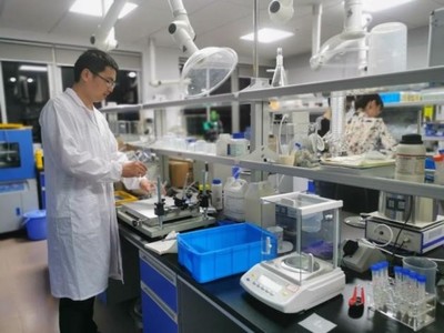 研发创新破垄断，成果转化增效益——记化学与材料工程学院熊前程博士在新材料技术研发领域的卓越贡献